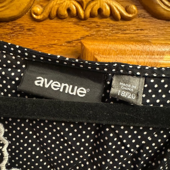 Woman’s 18/20 Sleeveless Top - Picture 4 of 7